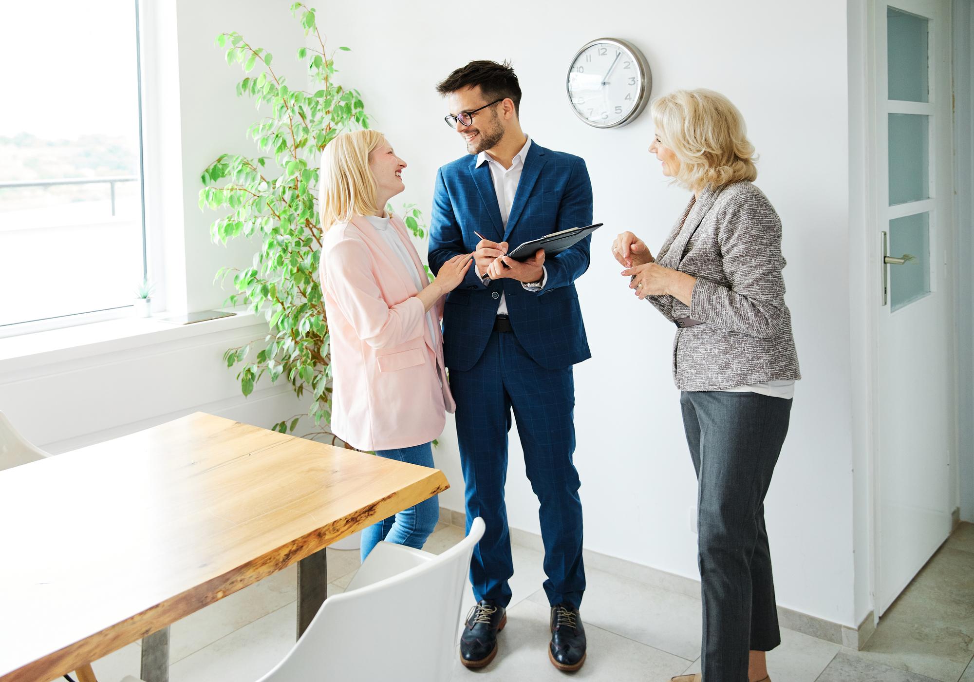 Agent imobiliar discutând cu proprietarul